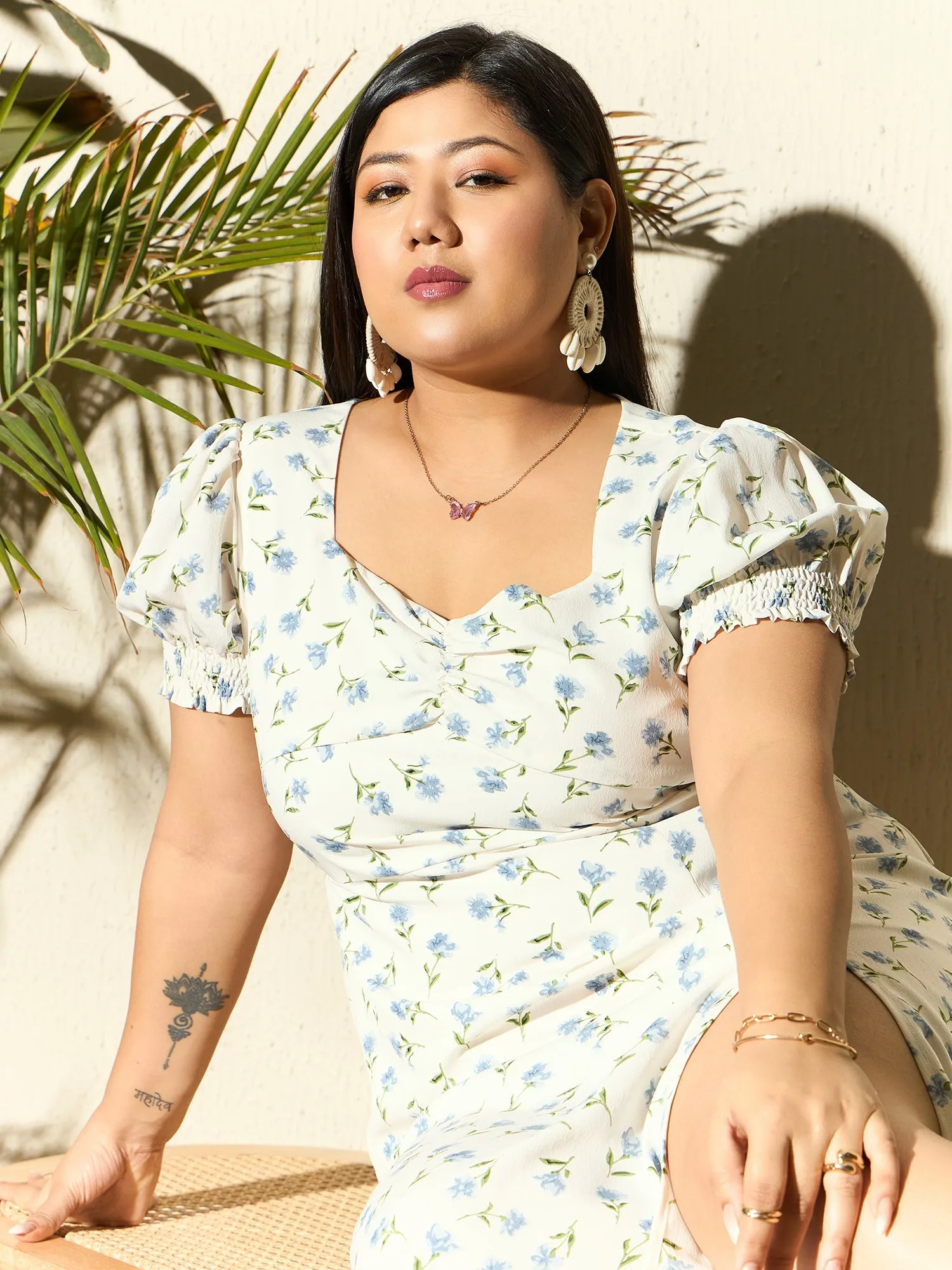 Berrylush Curve Women White & Blue Floral Printed Sweetheart Neck Puff Sleeves Thigh-High Slit Straight Hem A-Line Midi Dress