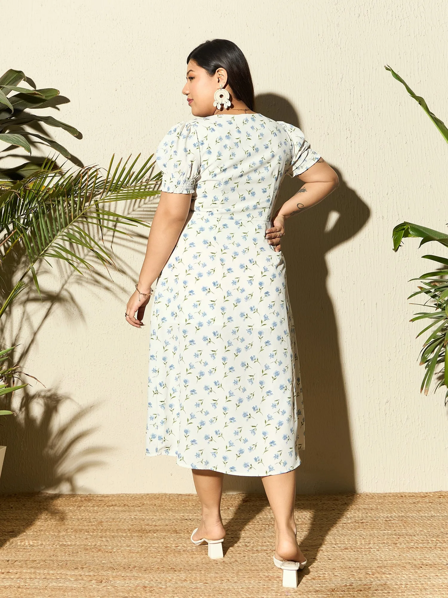 Berrylush Curve Women White & Blue Floral Printed Sweetheart Neck Puff Sleeves Thigh-High Slit Straight Hem A-Line Midi Dress